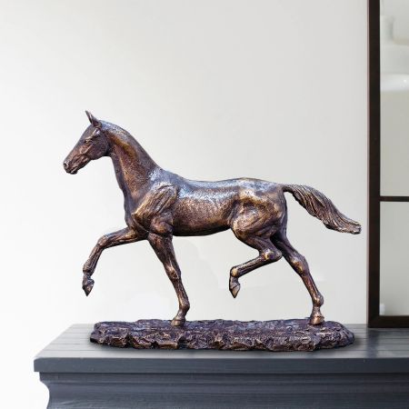 статуэтка коня в интерьере
